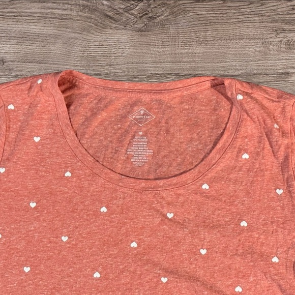 St. John's Bay Coral Classic Short Sleeve Tee with White Hearts Size Medium - Picture 3 of 4